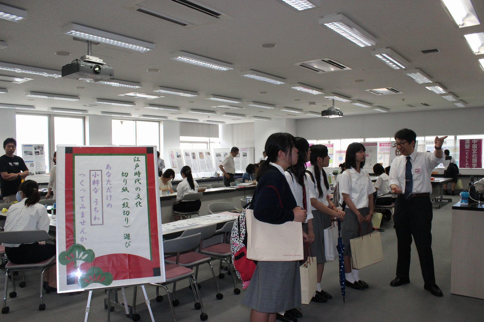 07.うちわづくり（日本文学科）.JPG