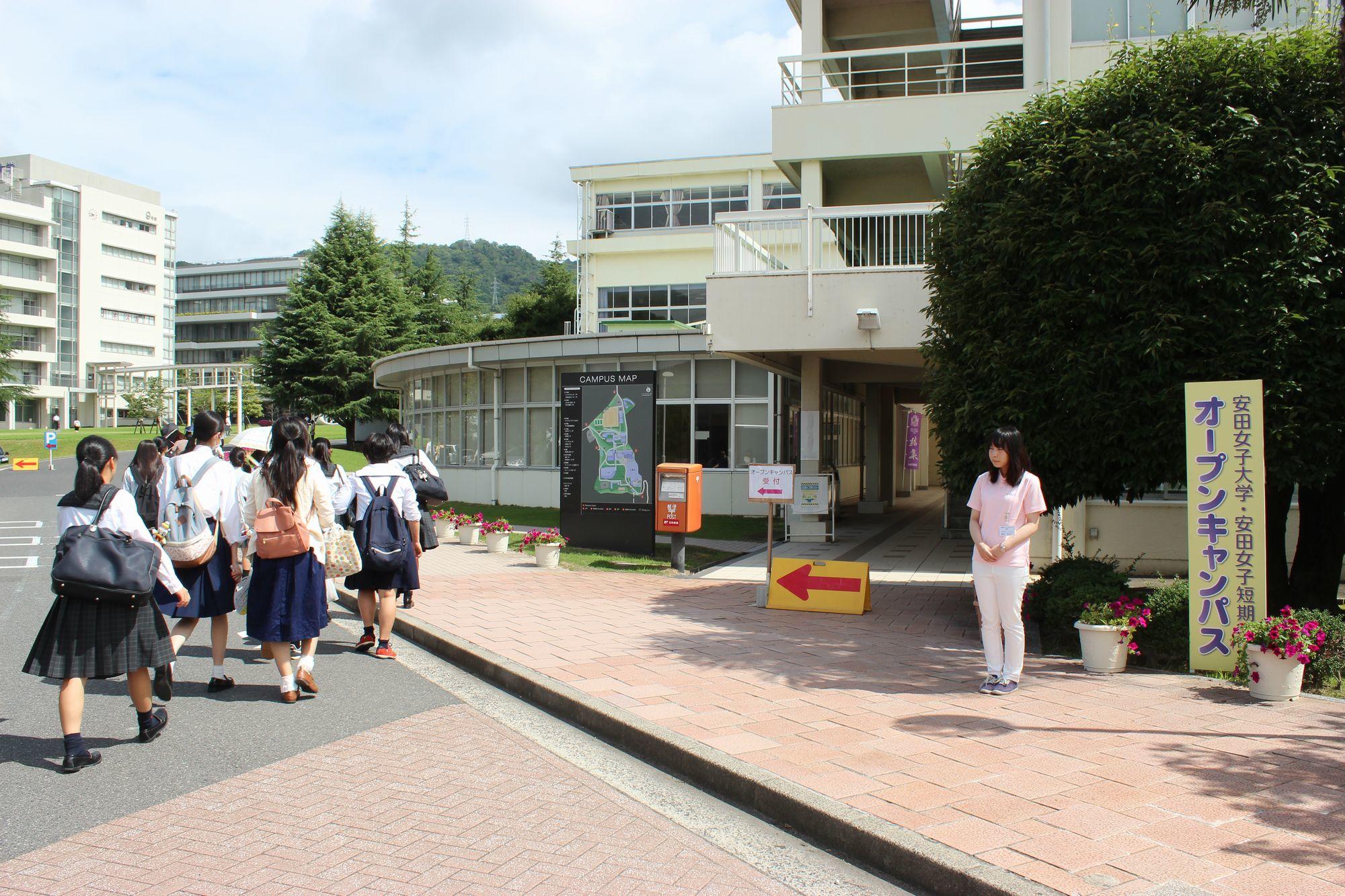 ①学生スタッフがお出迎え.JPG