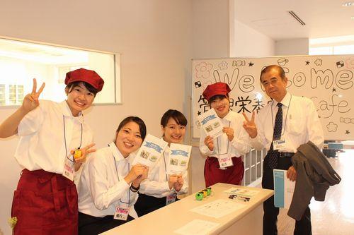 14. 学生・教員がお出迎え（管理栄養学科）.JPG