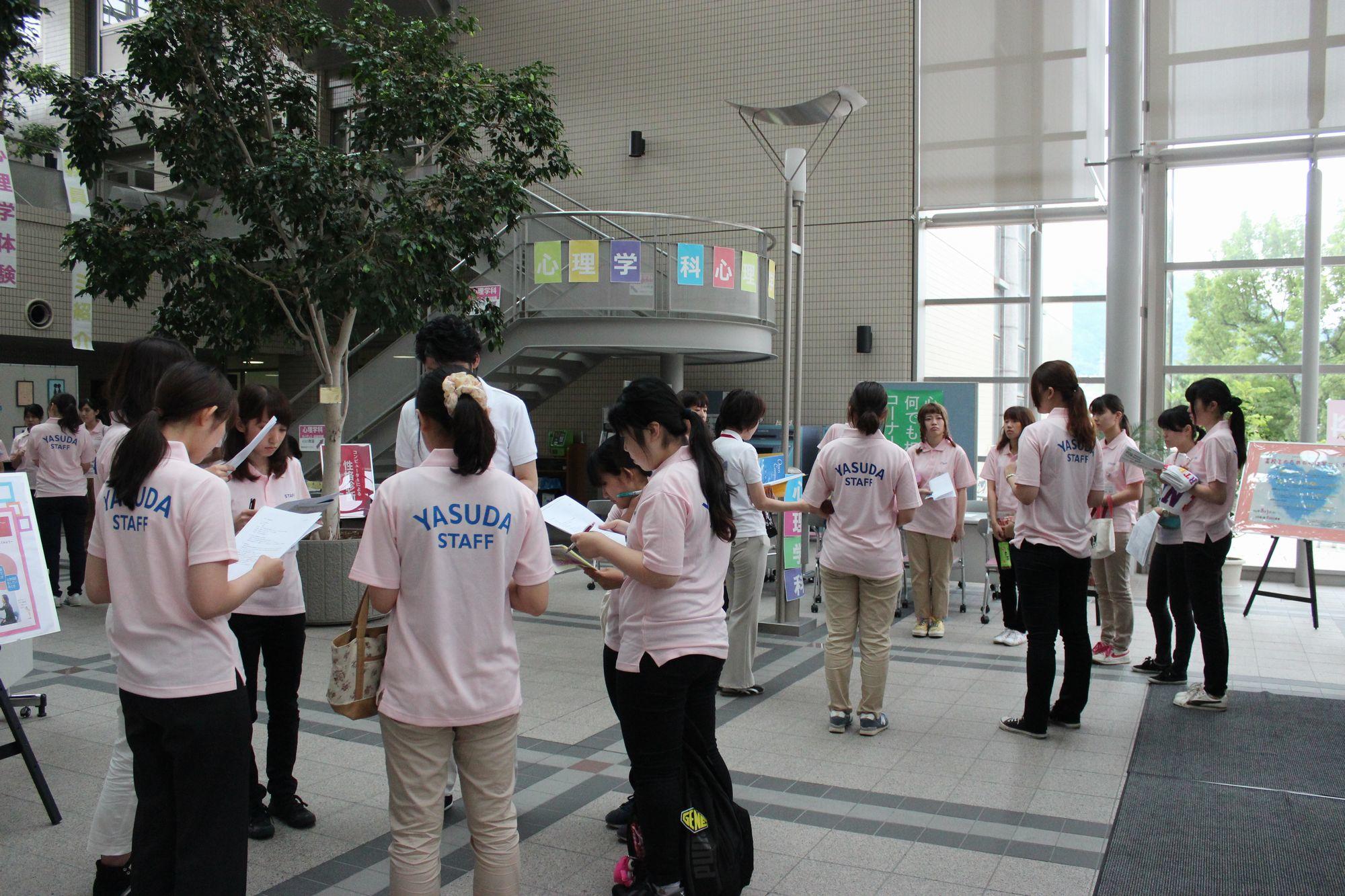 01.学生スタッフミーティングの様子.JPG
