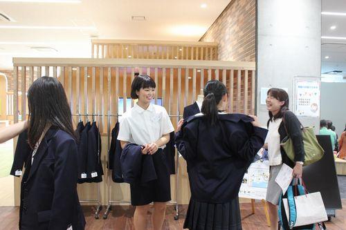 28.制服試着コーナー.JPG