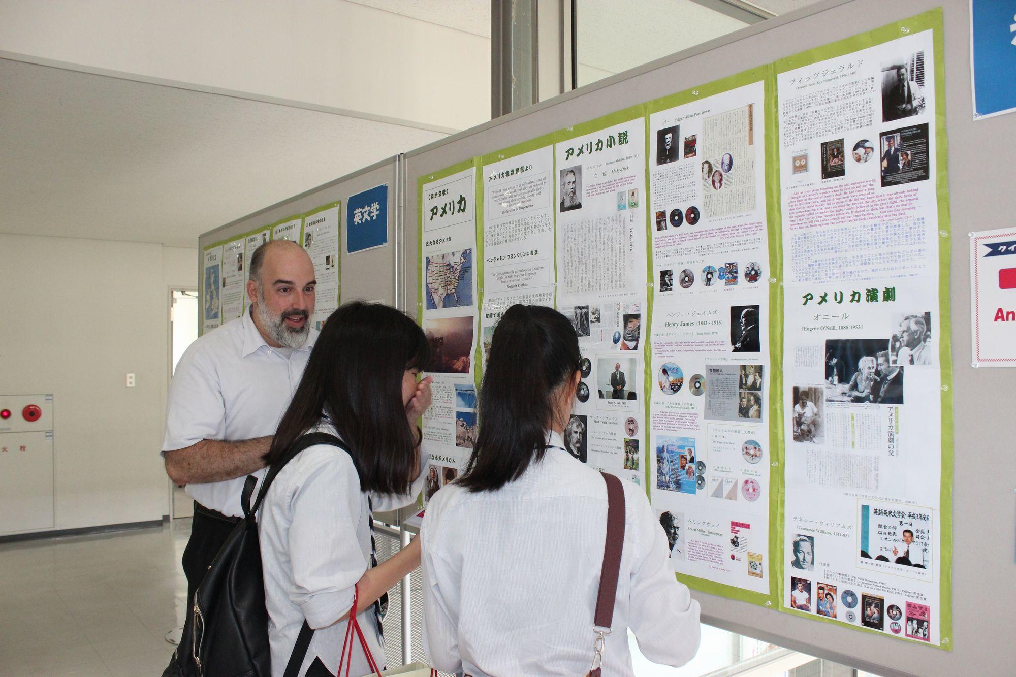 09.展示コーナー（英語英米文学科）.JPG