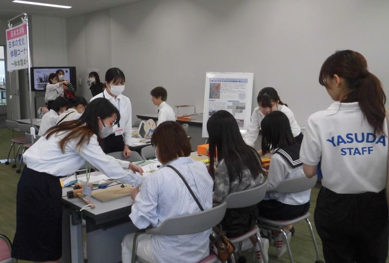 【写真②】和本をつくろうコーナー800びくセルCIMG0091.jpg