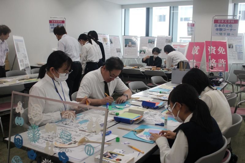 【写真⑭】江戸切り絵でうちわ制作・外村先生日2.jpg
