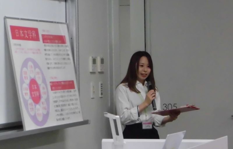 【写真③】CIMG9957学生の司会1日目（小藤田未来さん）.jpg