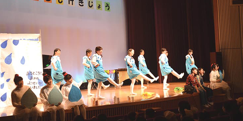 子どもたちの反応に触れる「安田こども劇場」｜安田女子大学 幼児教育学科