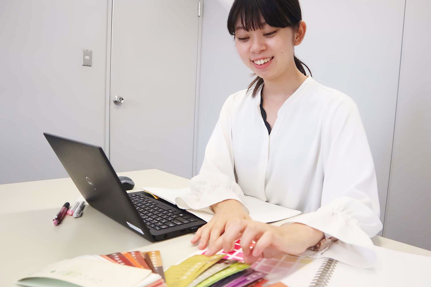 デザイナーとして仕事中の様子|安田女子大学造形デザイン学科