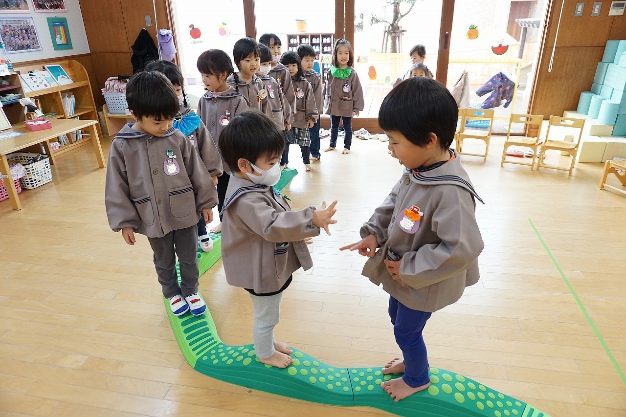 室内で運動遊び 安田幼稚園安東園舎