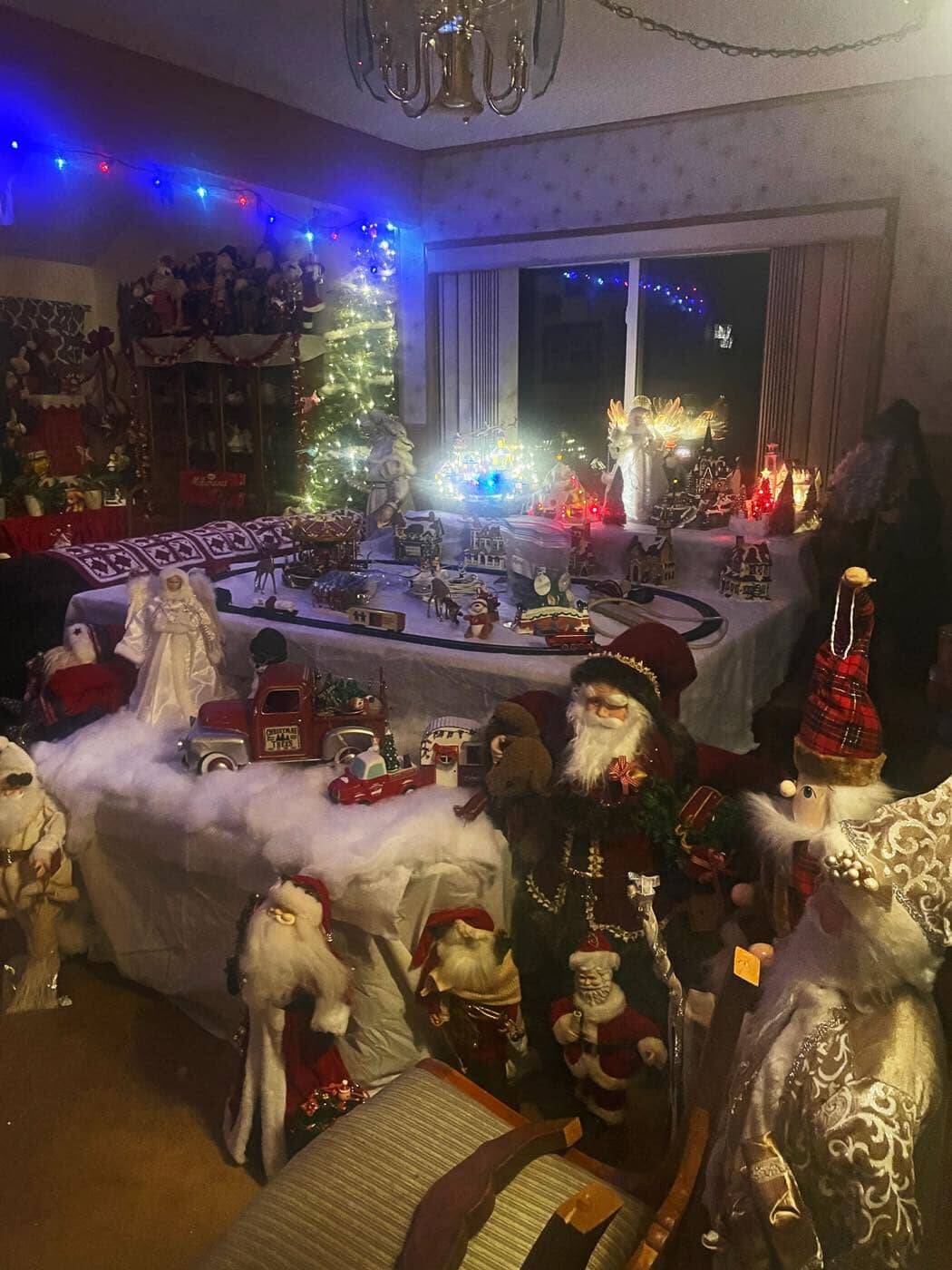 ホストファミリーと一緒にクリスマスの飾りつけ