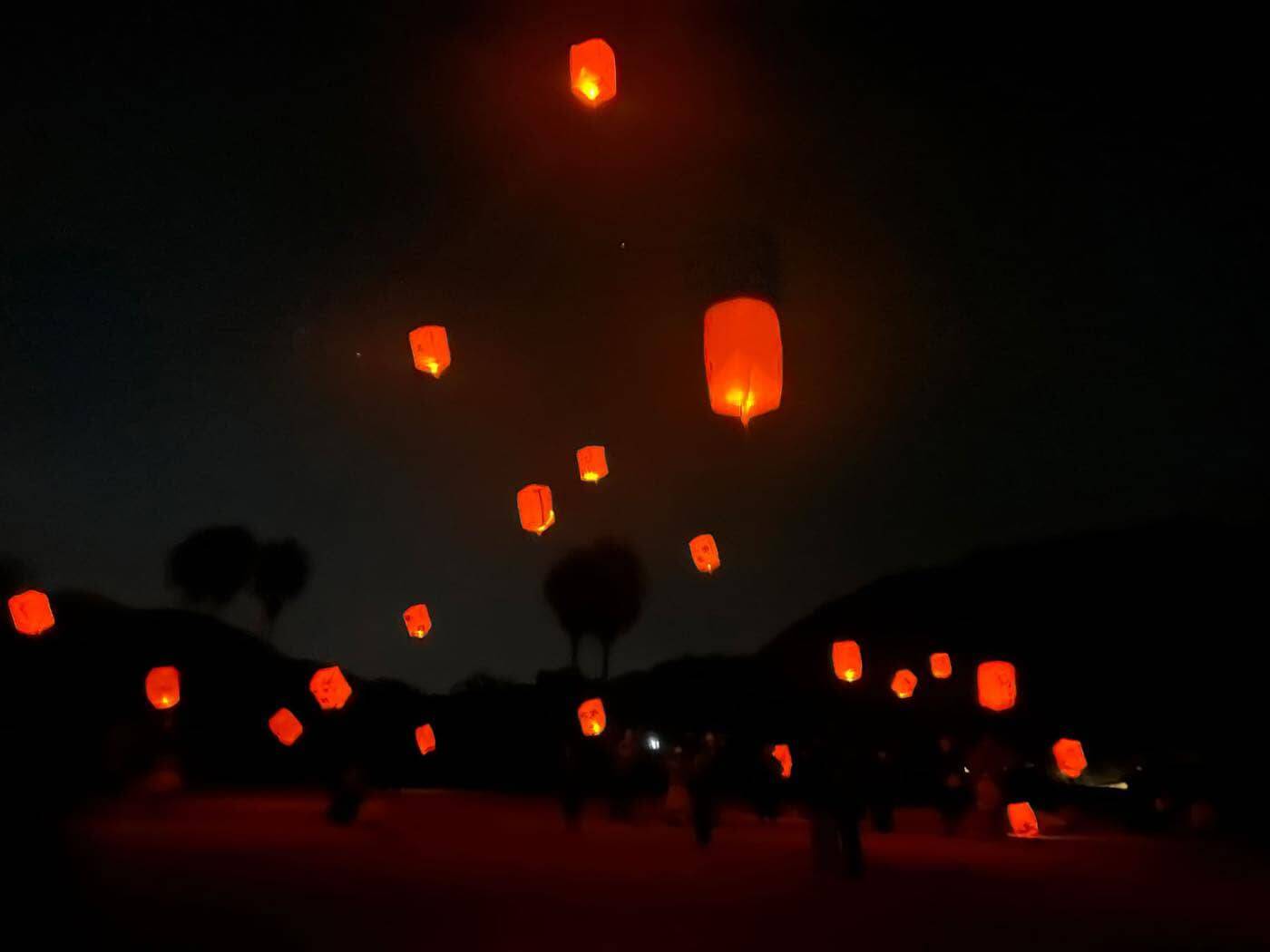 第2回県民の浜イベントで、エコランタンを制作し、夜空に飛ばした様子