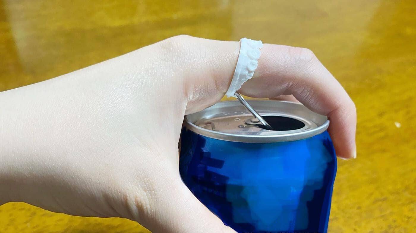 ネイルを傷めず缶が開けられる、指輪型の開缶補助具「ひっぱりタコ」
